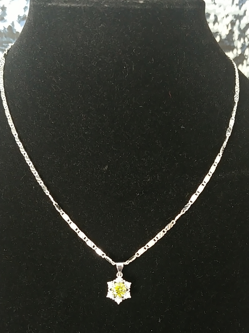 Moissanite Green Snowflake Pendant Necklace & Free Gift